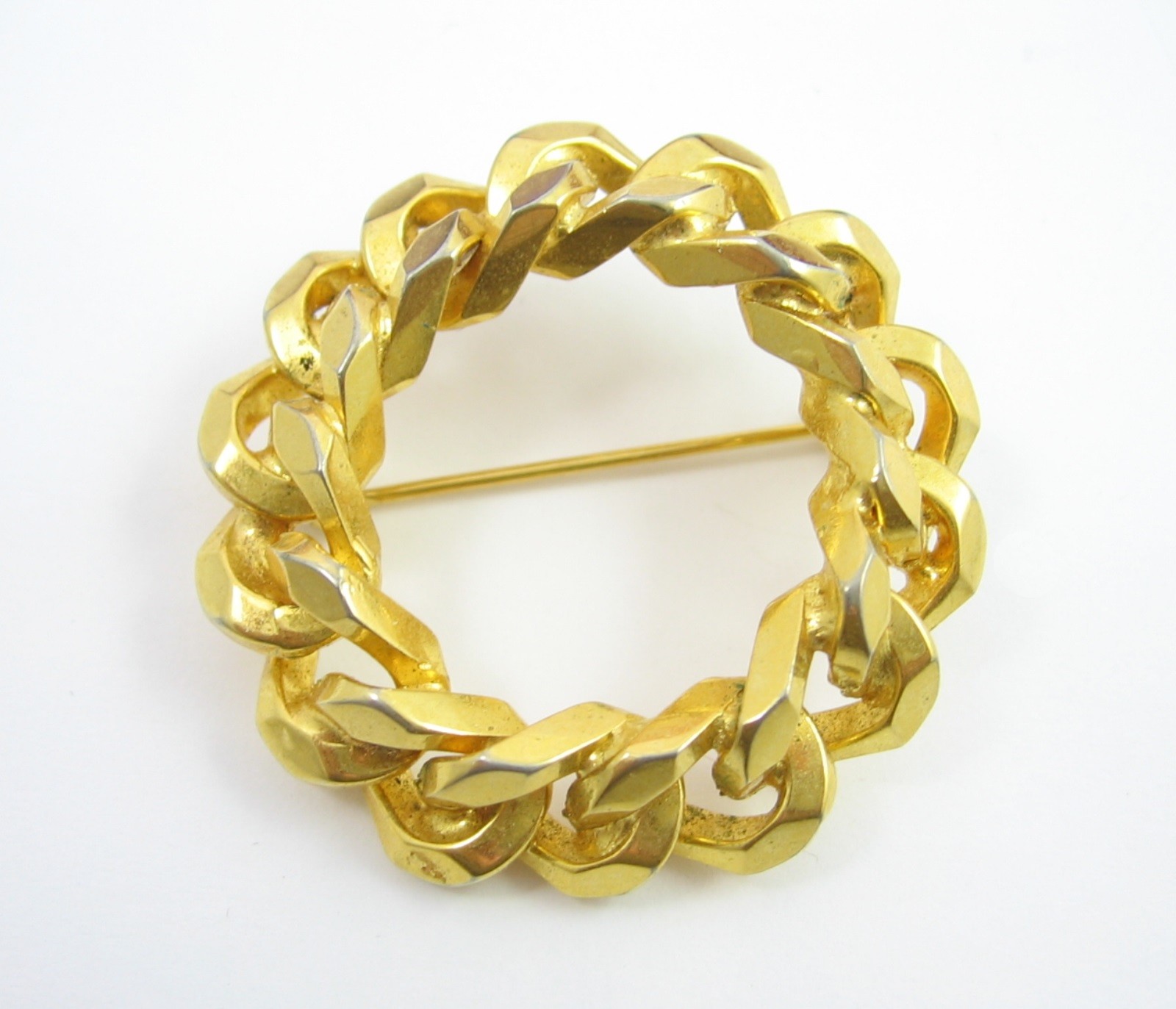 HEAVY METAL Vintage PIN Links CHAIN Round BROOCH Goldtone Circular 1 5/8″