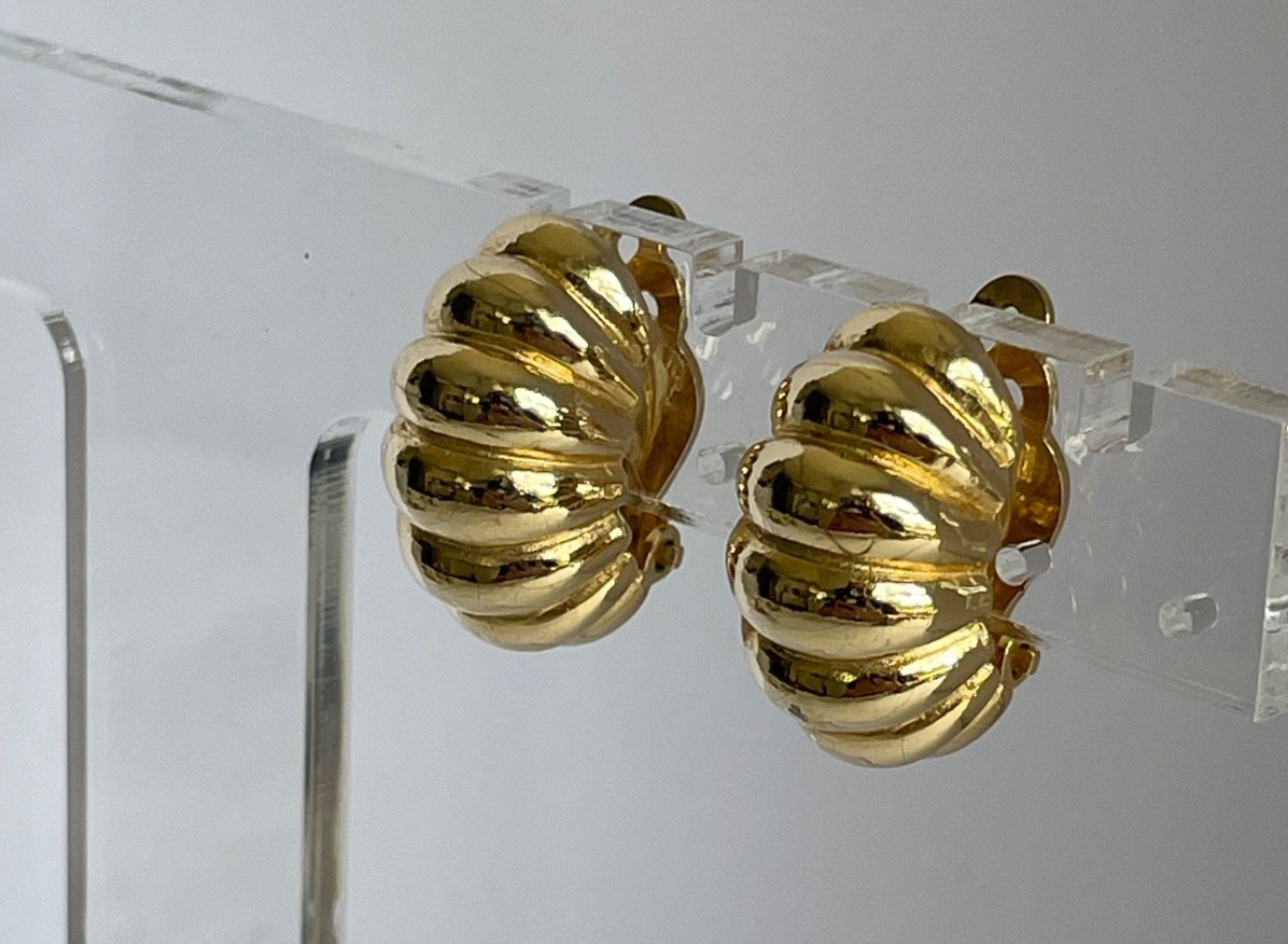 Gay Boyer- Vintage Ribbed Gold Tone 1/2 Hoop Clip Earrings- Signed