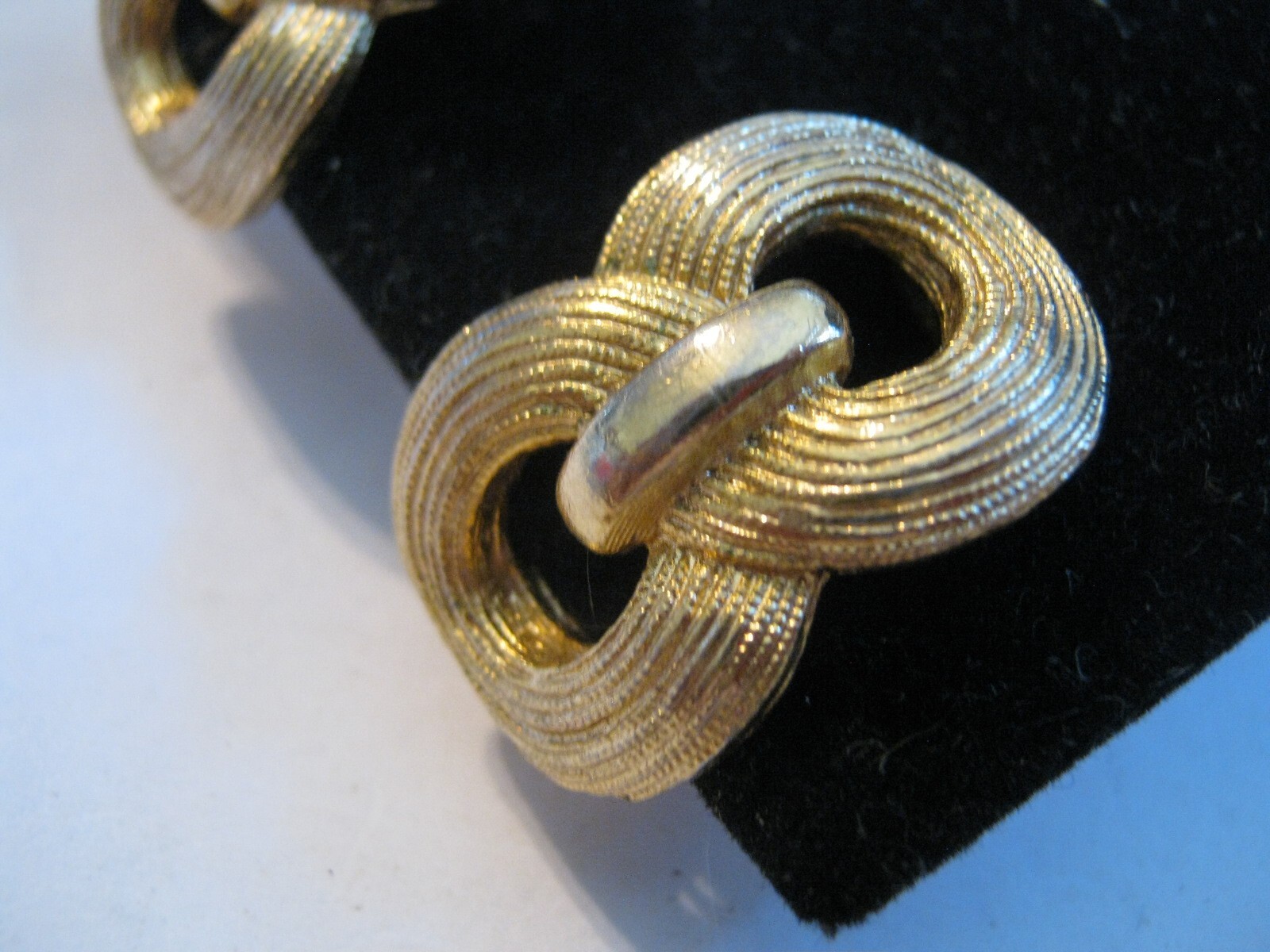 ORENA Paris (1977-2005) Golden Textured Figure 8 Knot 1″ Clip-On Earrings