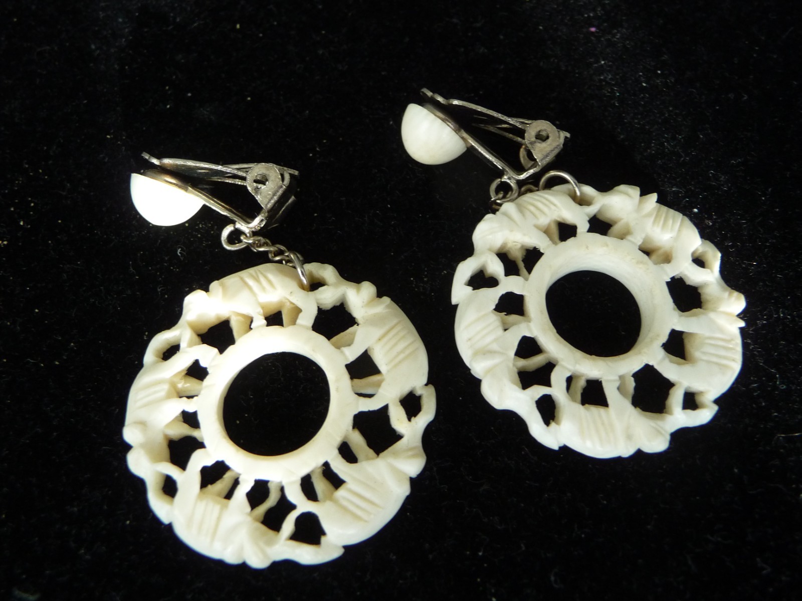 CUT OUT CARVED ELEPHANTS DANGLING CLIP ON 1 1/4” ROUND EARRINGS #20/1