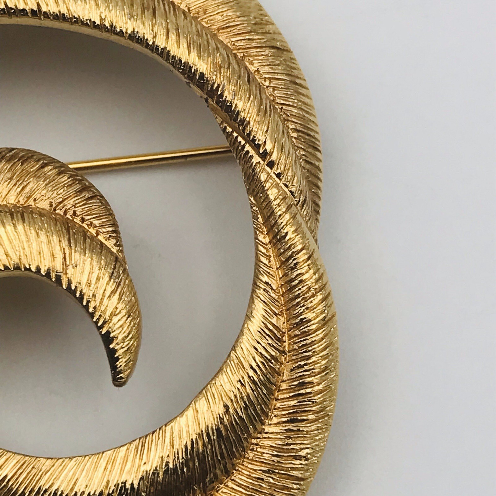 Gold Tone Textured Swirls Ribbons Pins Brooch 2″ x 2″