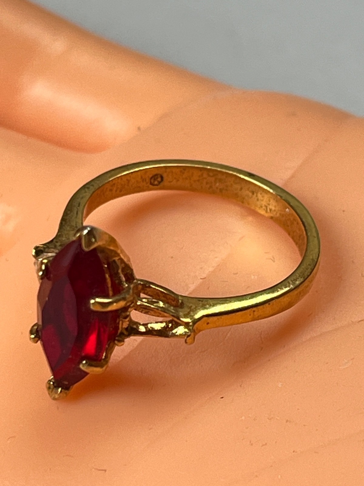High Set Ruby Red Marquis Rhinestone w Side Accents Goldtone Band Ring Size 8.75
