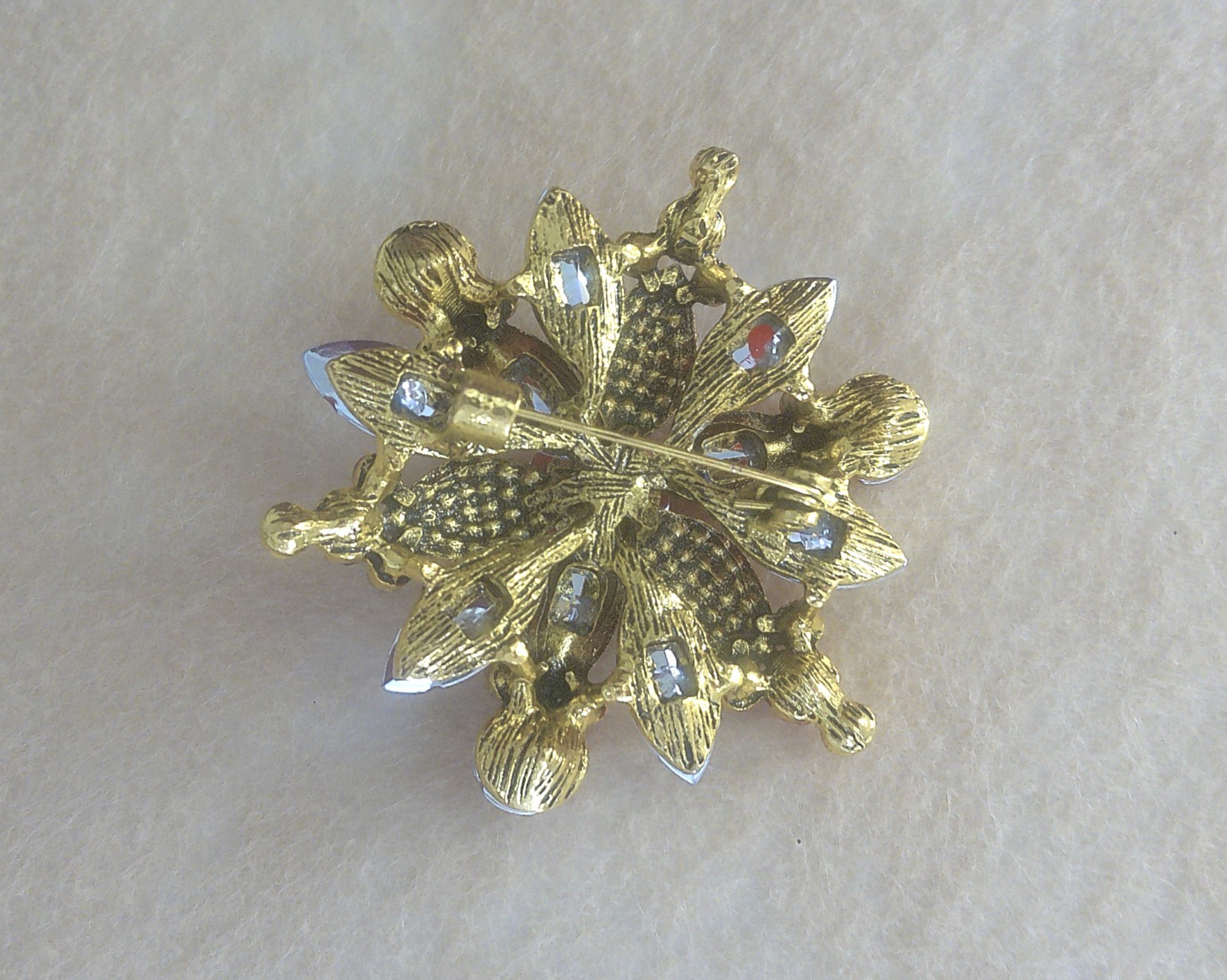 New Goldtone Red Faceted Crystals Flower Pin Brooch Simply Stunning