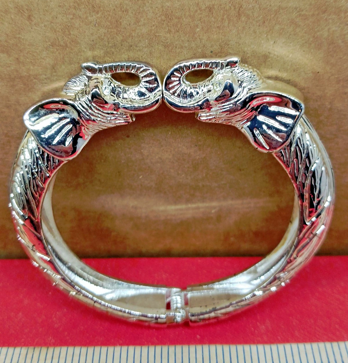 VTG 2 Head Trunk Up Elephant Kissing Hinge Bangle Clamped Bracelet – Silver Tone