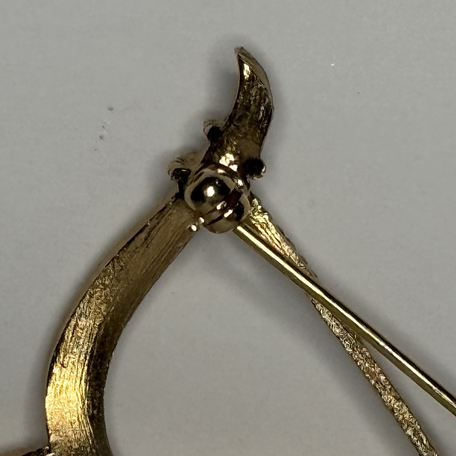 Crown Trifari Signed Vintage Textured Gold Tone Bow & Arrow Brooch Pin