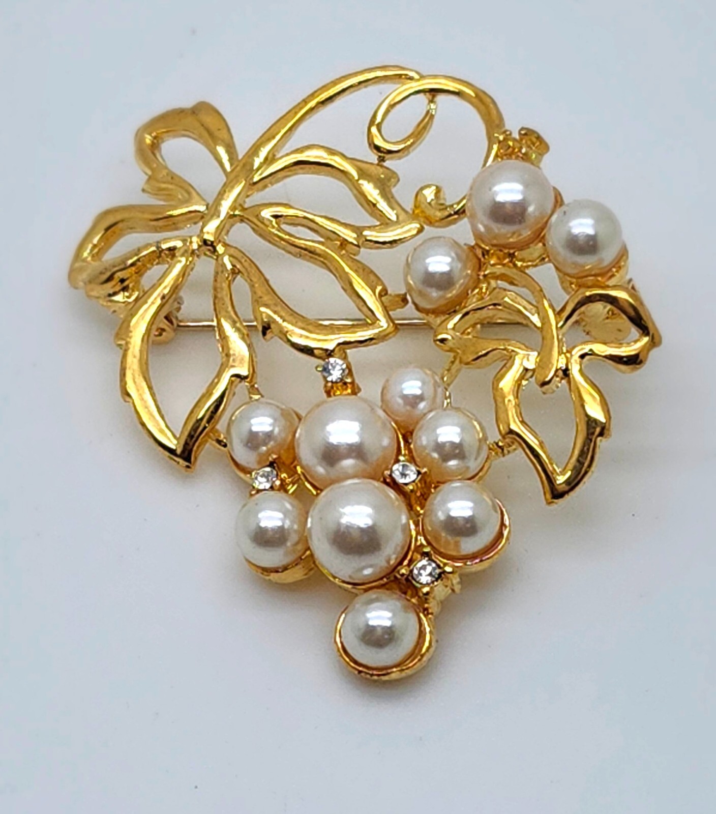 elegant Vintage style Gold Tone Bunch of grapes shape fashion jewelry Brooch/pin