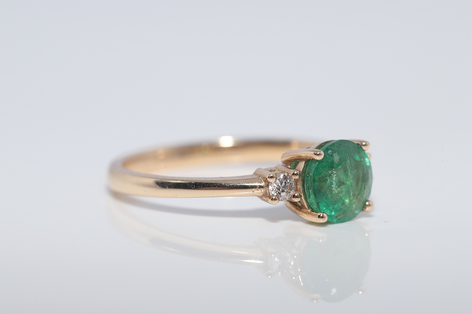New Made 14k Gold Natural Diamond And Round Cut Emerald Decorated Ring