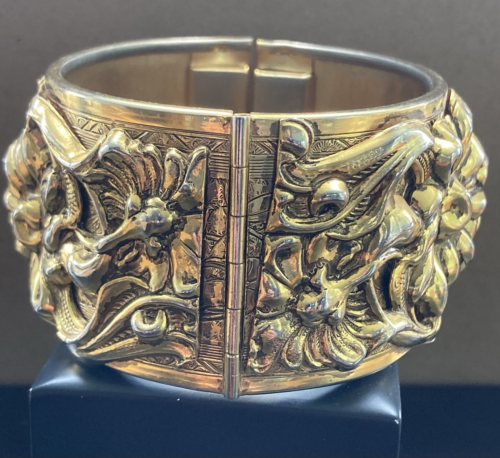 Vintage Bangle Bracelet Repousse Chunky Gold Tone 7” Signed Vargus Hinged READ