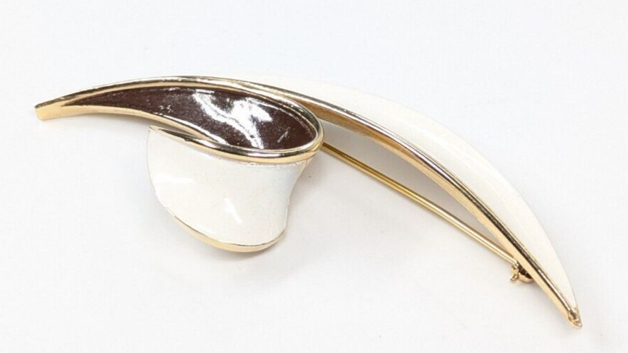 Vintage Crown Trifari Gold Tone White & Brown Enamel Twist Leaf Brooch Pin 3.5″