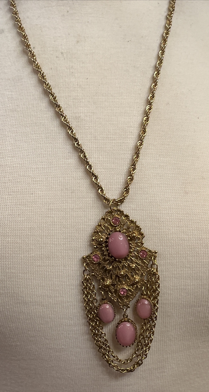 Vintage Pink Gripoix Glass Cabochon Dangle Drop Ornate Pendant Necklace Gold