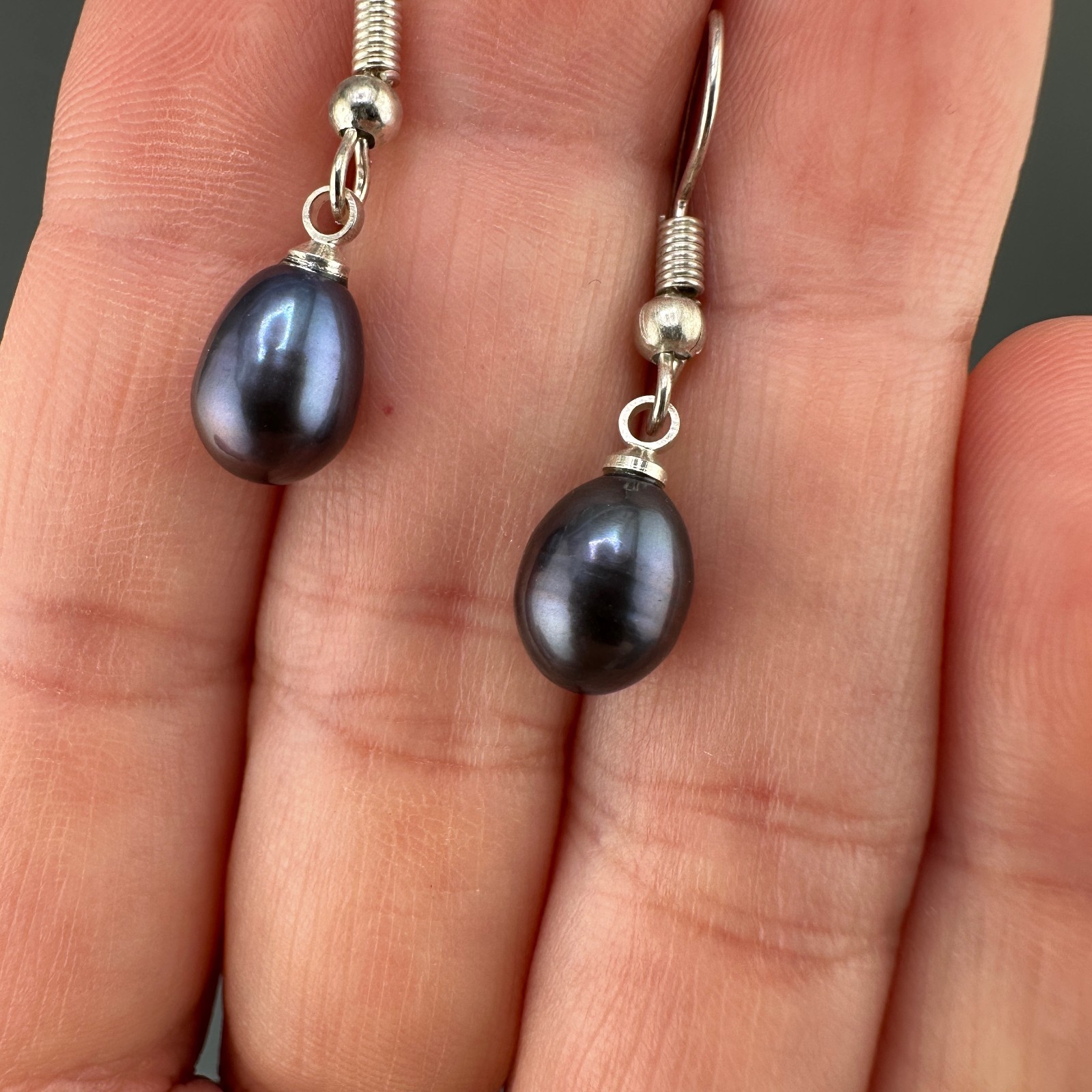 Vintage Black Tahitian Pearl Earrings Oil Slick Dangle Silvertone Purple Peacock