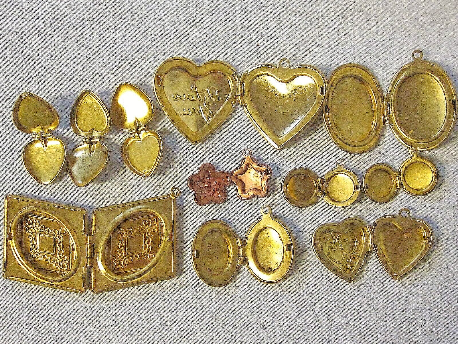 11 VTG MODERN LOCKETS HUGE LOT BRASS FINDINGS FLOWER HEARTS NOS PENDANTS CHARMS