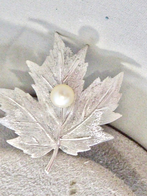 MIKIMOTO SIGNED VINTAGE BRIGHT CLEAN 6.5 MM CULTURED AKOYA PEARLS STERLING PIN