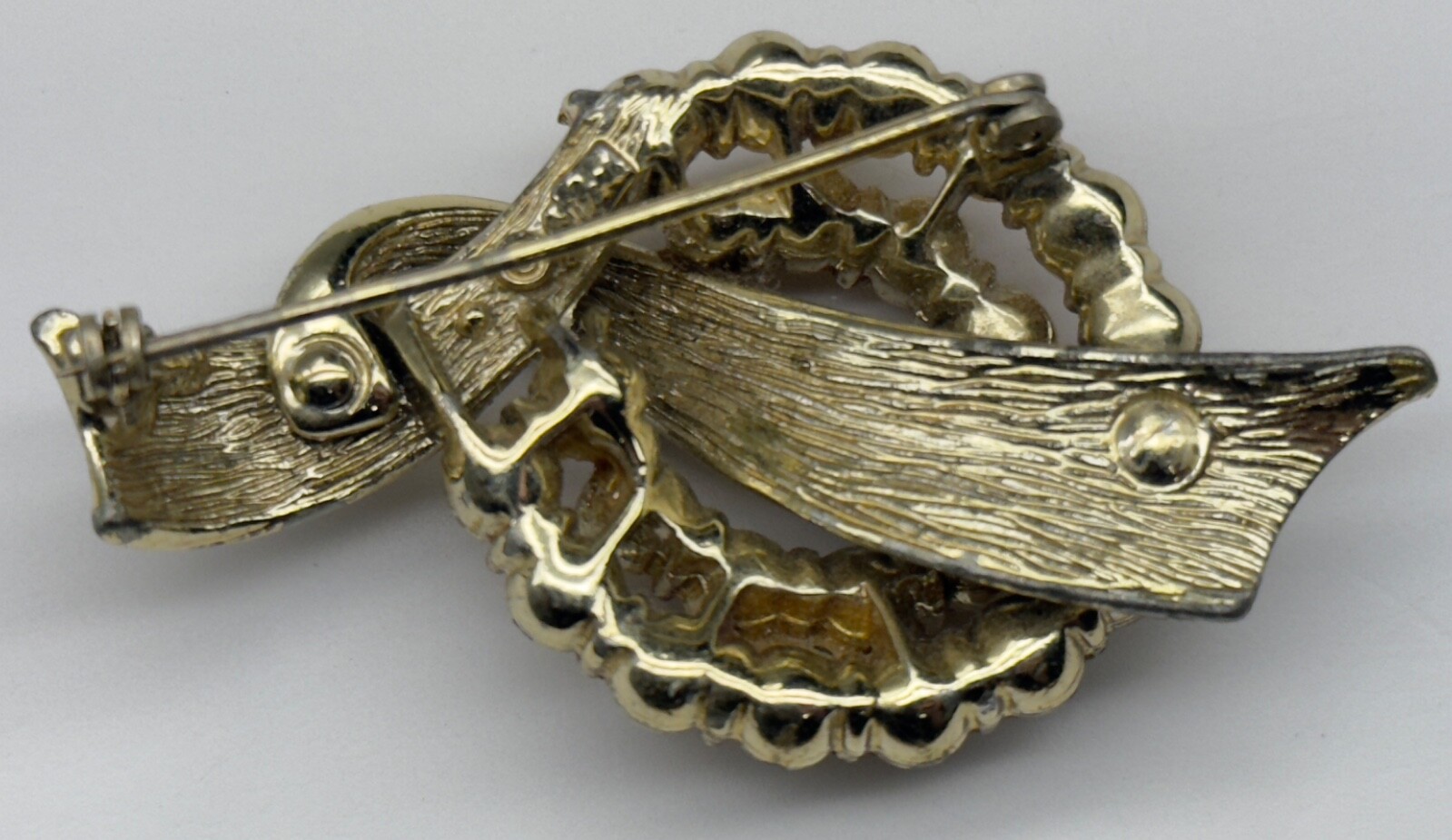 Vintage Coro Pegasus Gold Tone Ribbon Tiered Faux Pearl Circle Brooch Textured