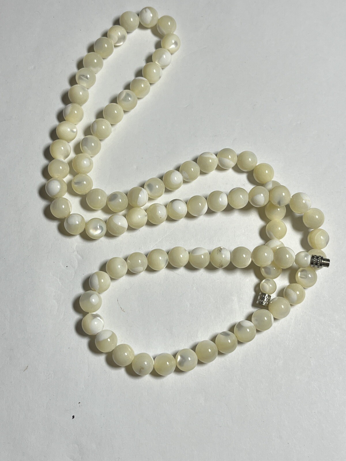 Vintage Mother of Pearl Round Bead Strand Necklace 22.5 In MOP Barrel OO1427