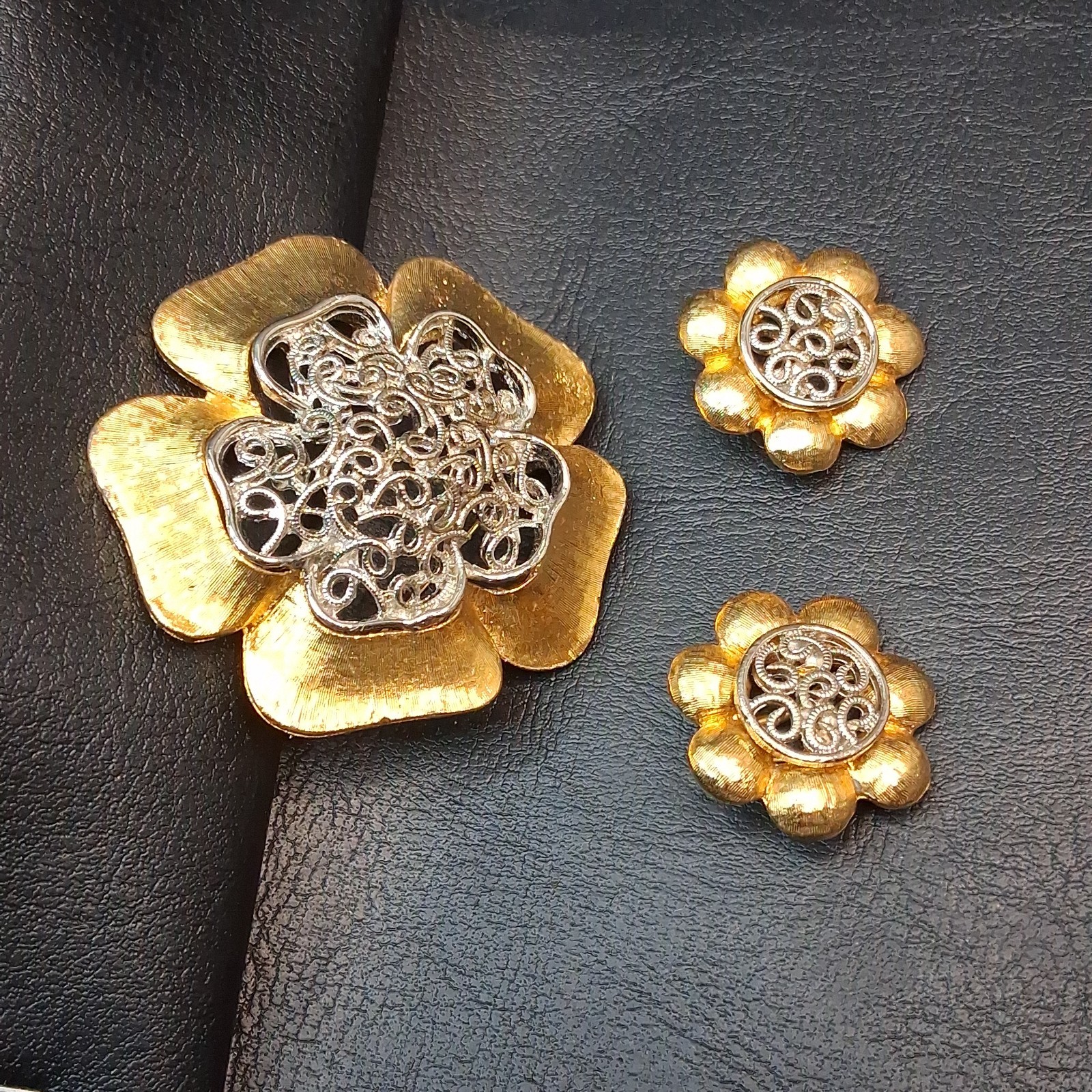 Vintage Two Tones Filigree Flower Brooch And Clip Earrings Set Gold Tone. 18.139