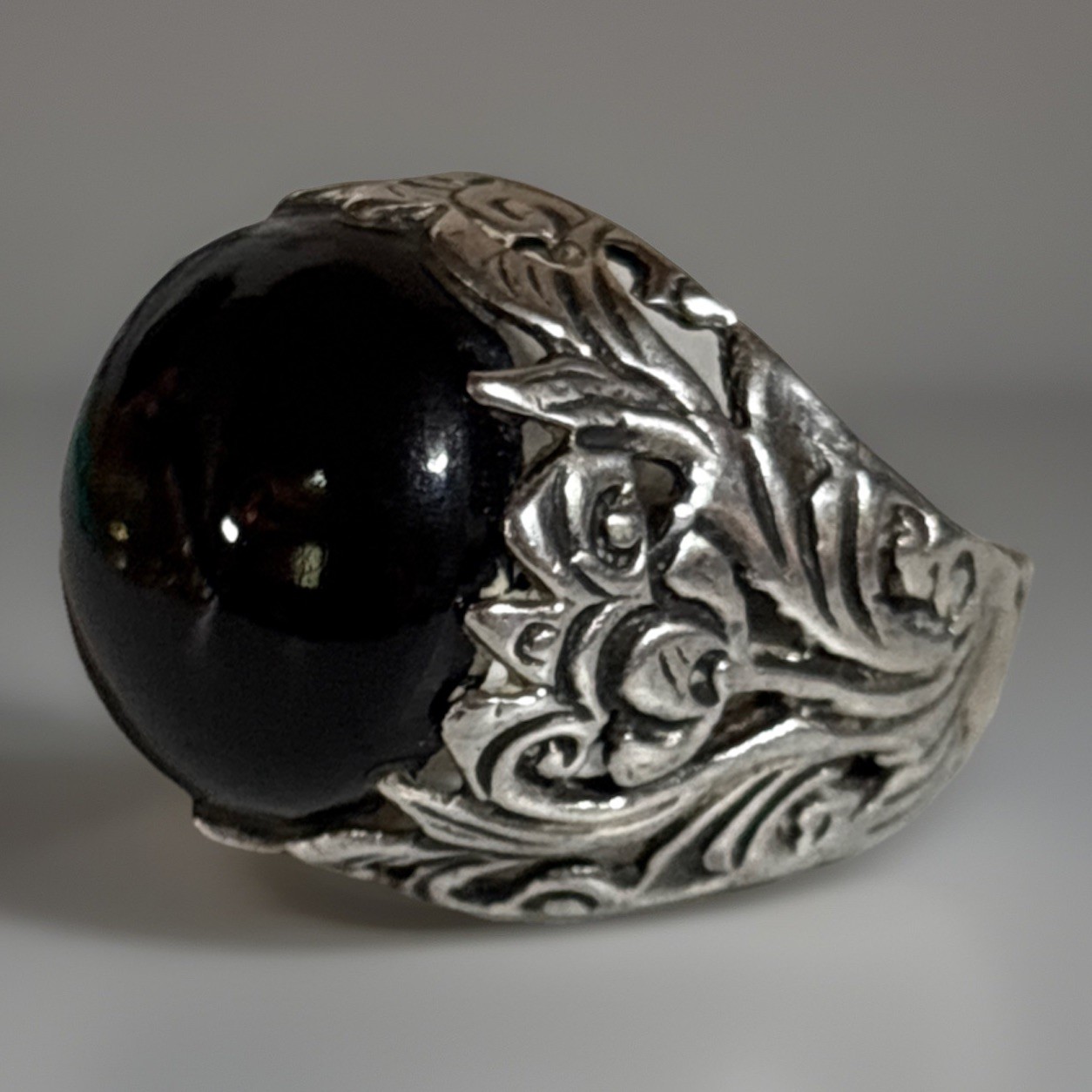 Vintage Silver‑Tone Ring with Black Onyx‑Style Cabochon Scrollwork Design