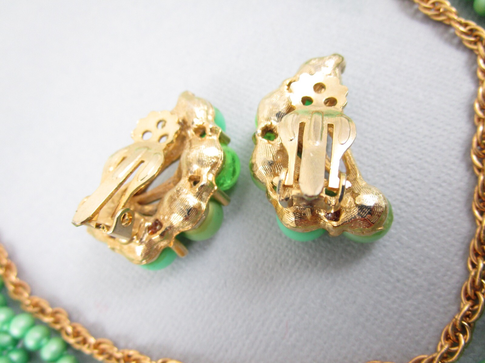 DRAMATIC 1960’S GOLD TONE LIME GREEN BEADED NECKLACE AND EARRINGS SET