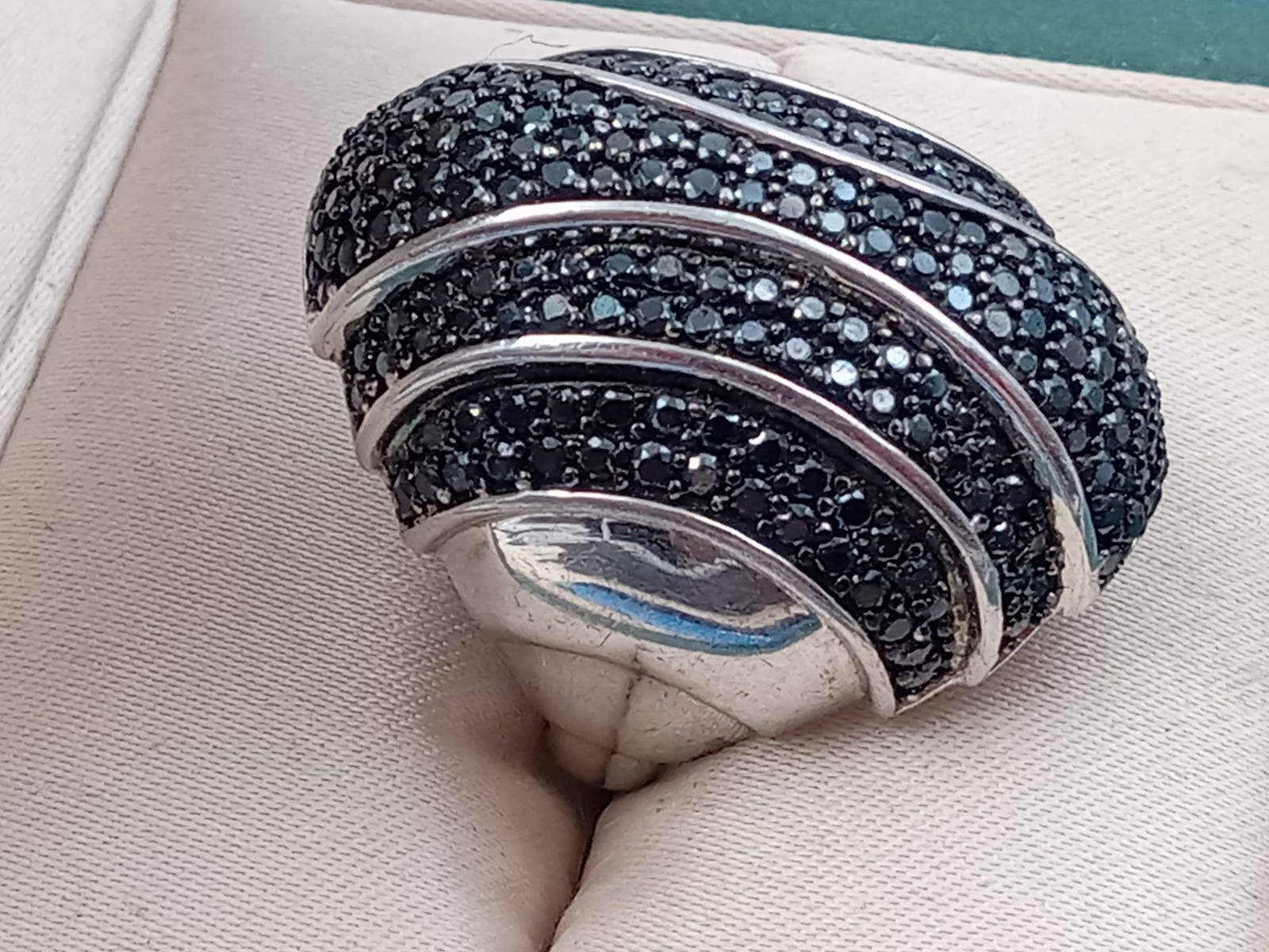 DISTINCTIVE Sterling Silver Ring w. Small Black Faceted Stones: Size 7 & 8 grams