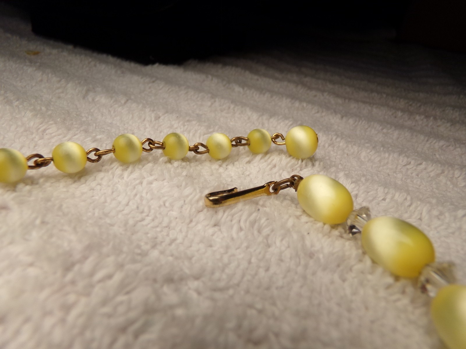VTG 1940 SOFT YELLOW INTENSE MOONGLOW CATEYE ACRYLIC CRYSTAL CHOKER NECKLACE 16″