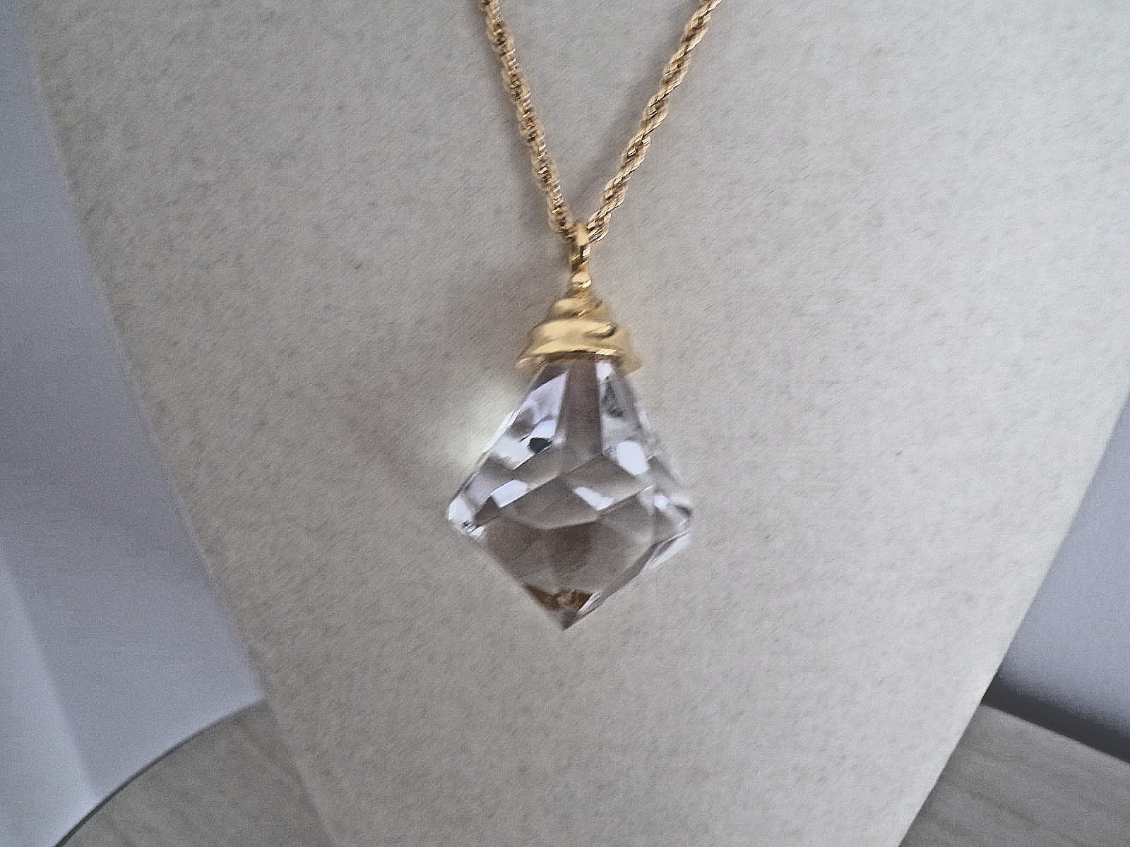 Vintage Gold Tone Clear Lucite Acrylic Faux Diamond Crystal Pendant Necklace 28″