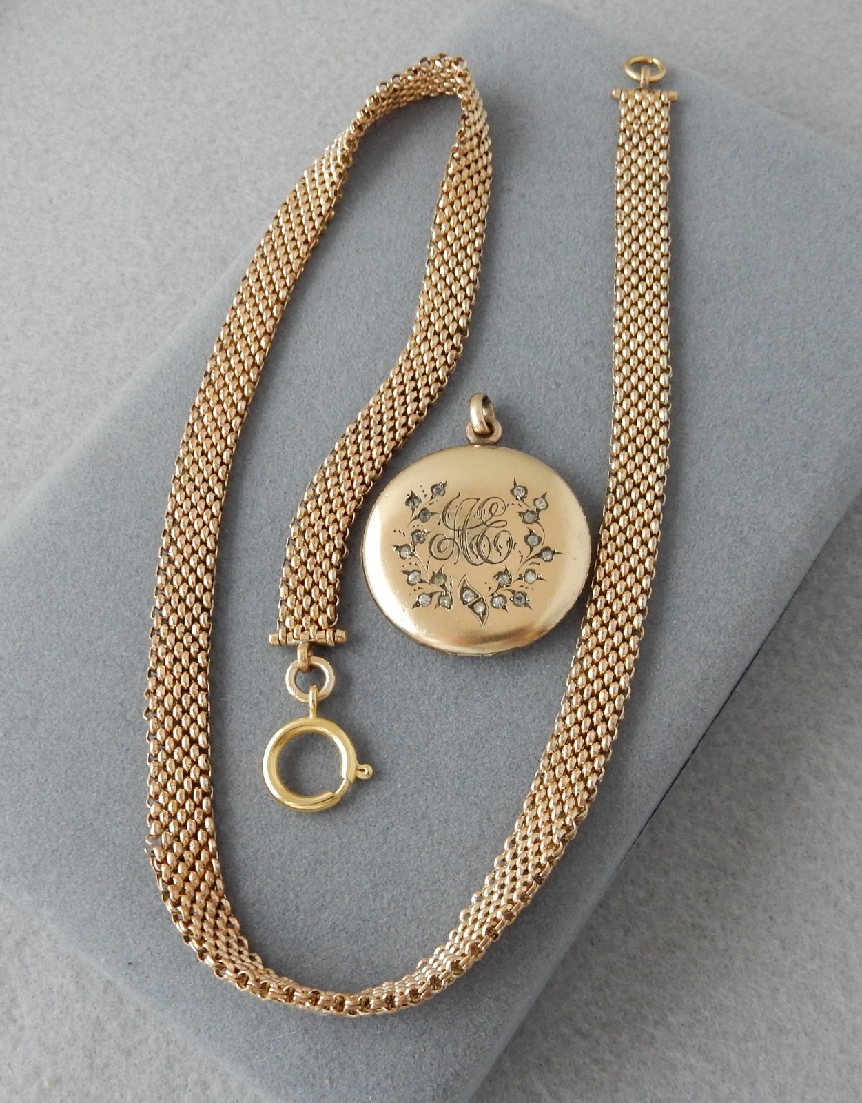 ANTIQUE VICTORIAN GOLD FILLED 20″ MESH BOOK CHAIN NECKLACE BLACKINTON LOCKET