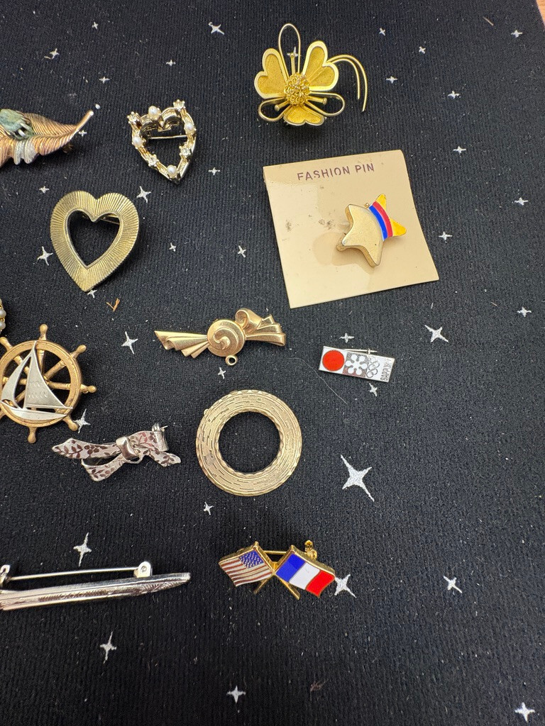VTG Metal Pins Lot Of 18 Hearts,Stars,Flowers Mostly Gold Color