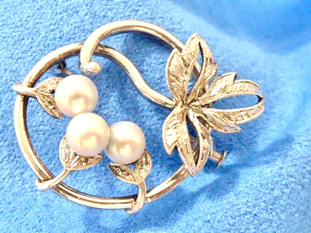 MIKIMOTO SIGNED VINTAGE BRIGHT CLEAN (3) 6 MM CULTURED AKOYA PEARLS STERLING PIN