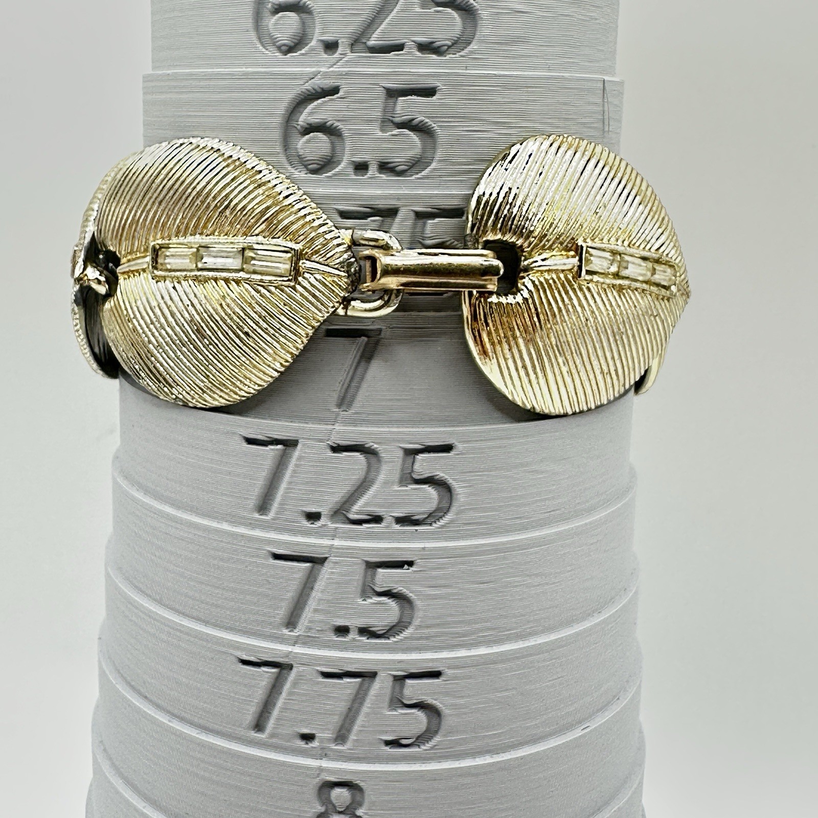 Vintage Gold Tone Leaf Link Bracelet Textured Leaves Fold Over Clasp Size 6.75