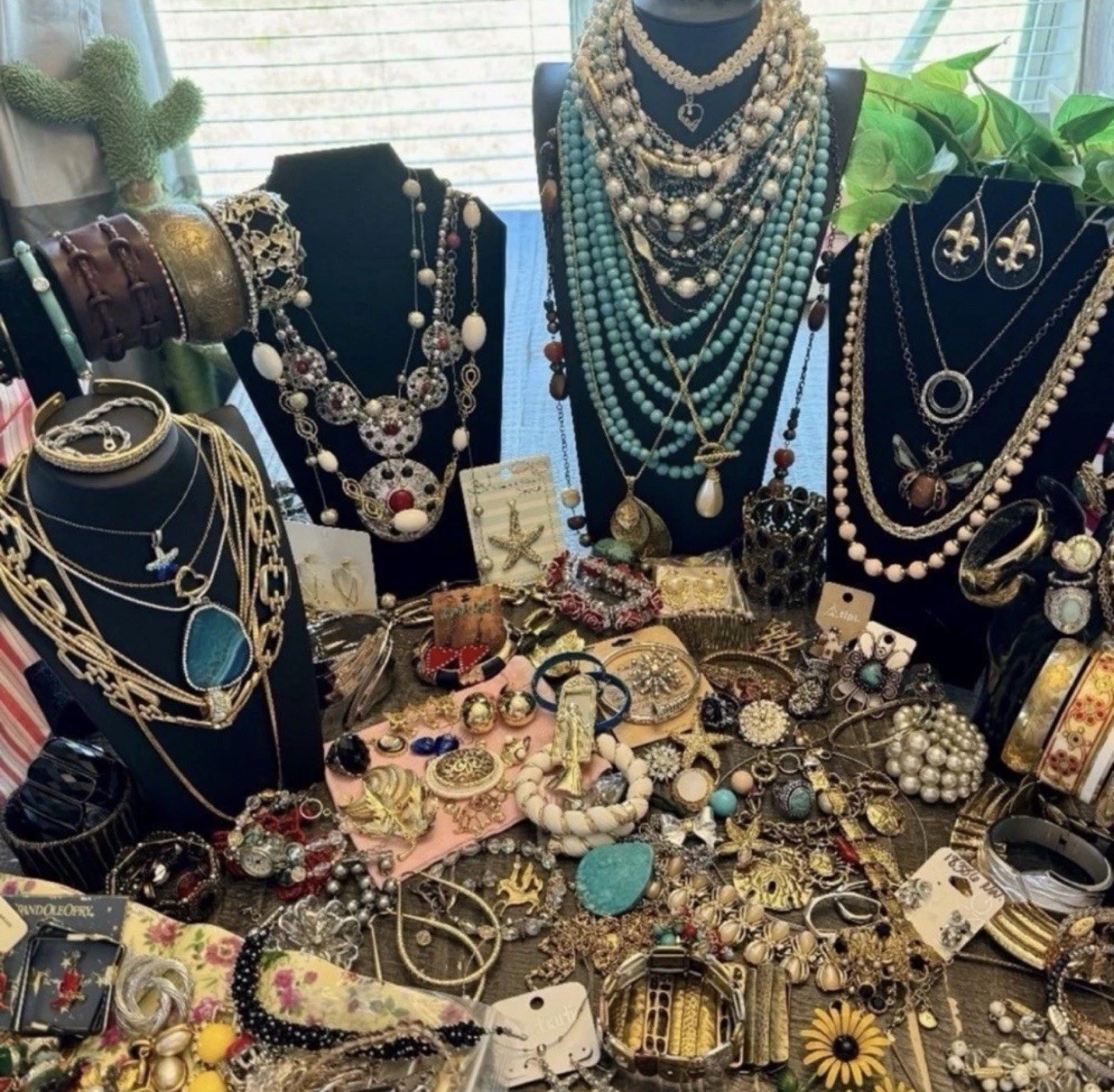 Vintage 2 Mod Jewelry Lot | Cameo Gold Pearl Mix | 2LB Elite Discovery