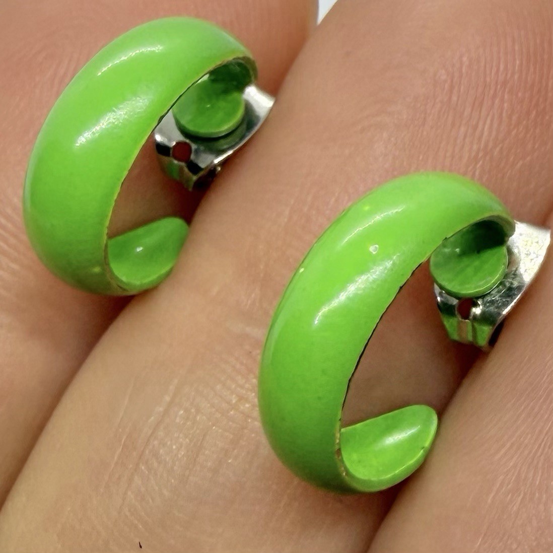 Vtg Retro Lime Green Enamel Petite Huggie Hoop Earrings Post