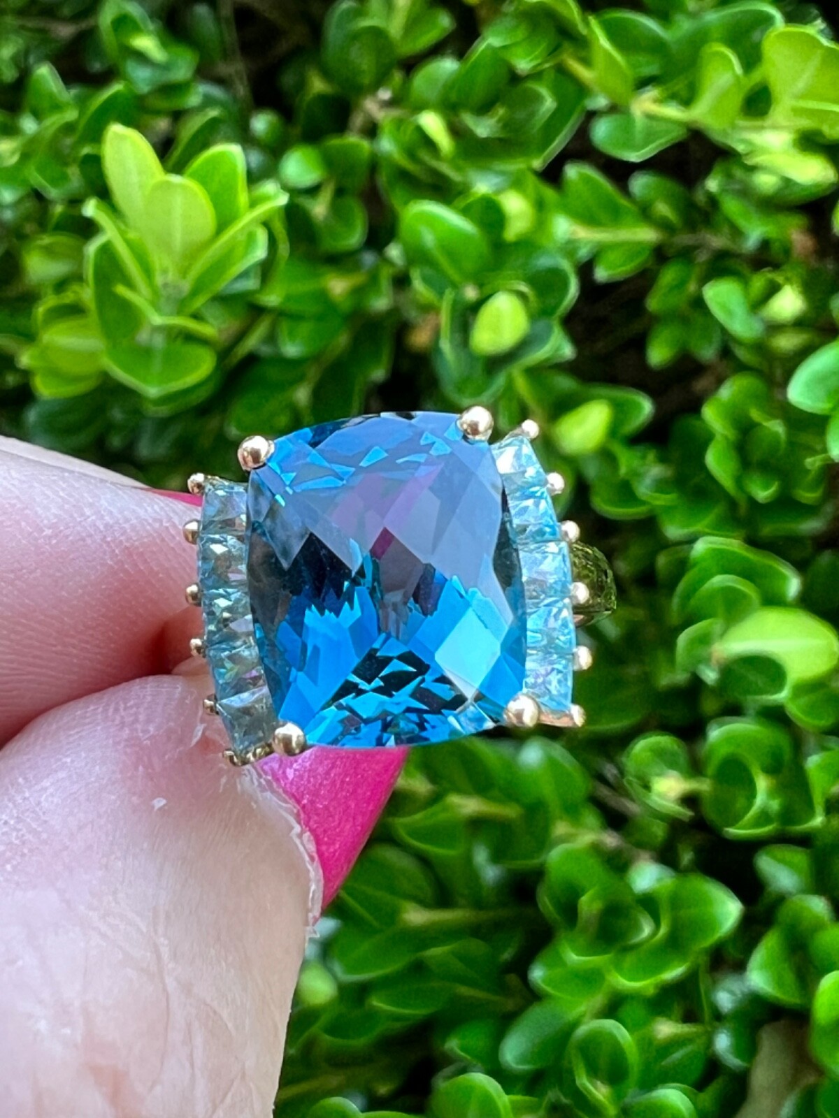 VINTAGE 14K GOLD FACETED DEEP TEAL LONDON BLUE AND LIGHT SWISS BLUE TOPAZ RING