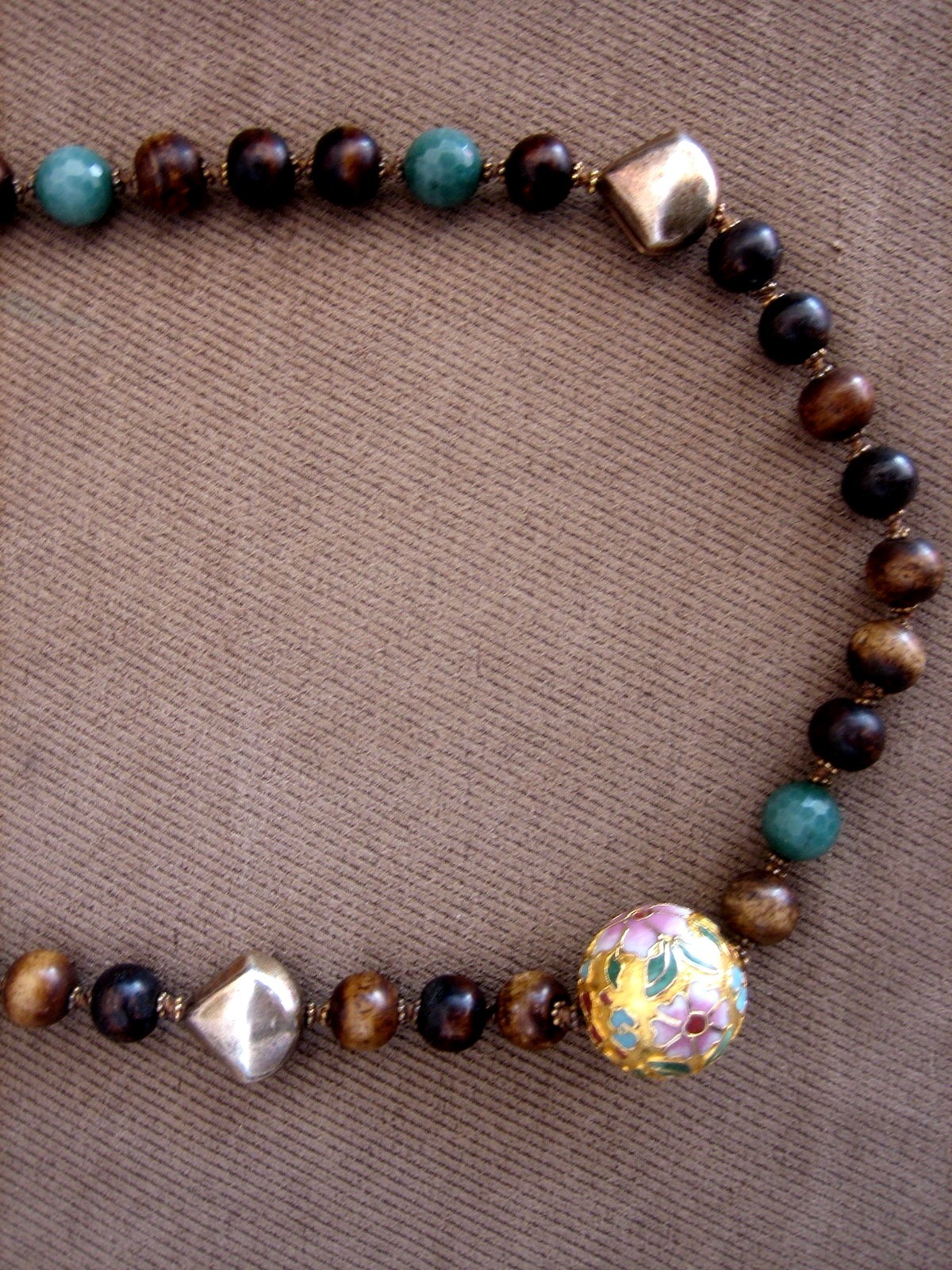 VTG GARA DANIELLE WOODEN,STONE,ENAMEL GOLD TONE BEADED STRAND NECKLACE.