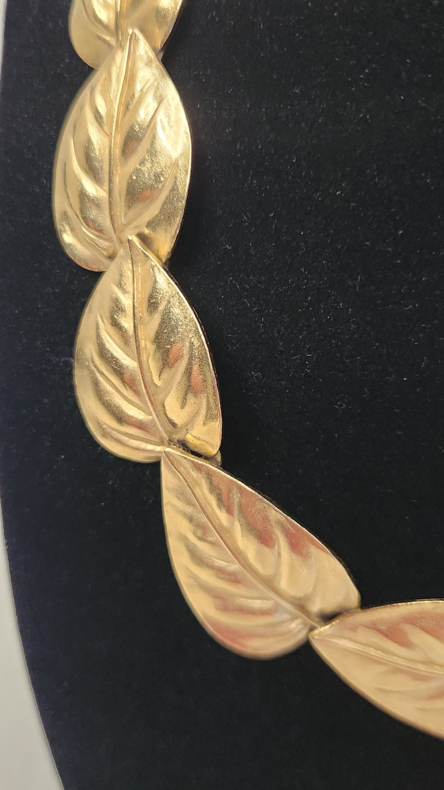 Vintage TRIFARI Gold Tone Jewelry Set Leaf Link Necklace with Earrings