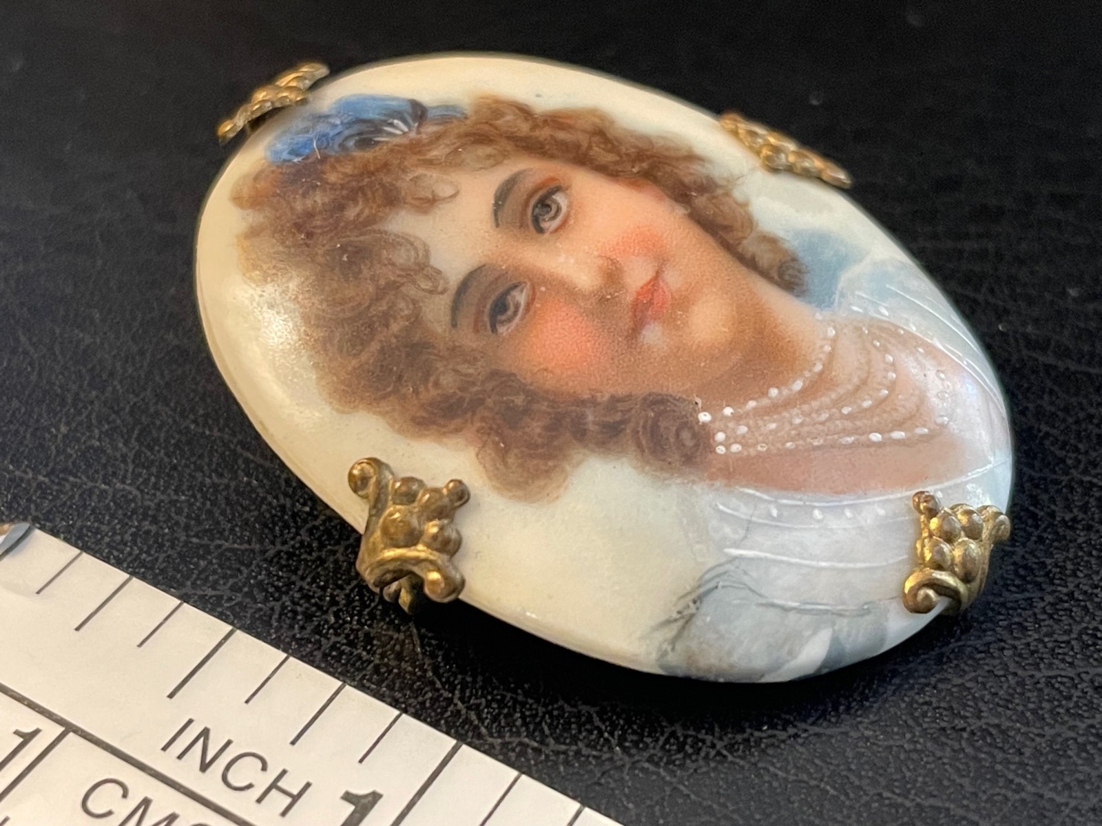 ANTIQUE ART NOUVEAU HAND PAINTED PORCELAIN PORTRAIT BROOCH Pretty Girl w/ Pearls