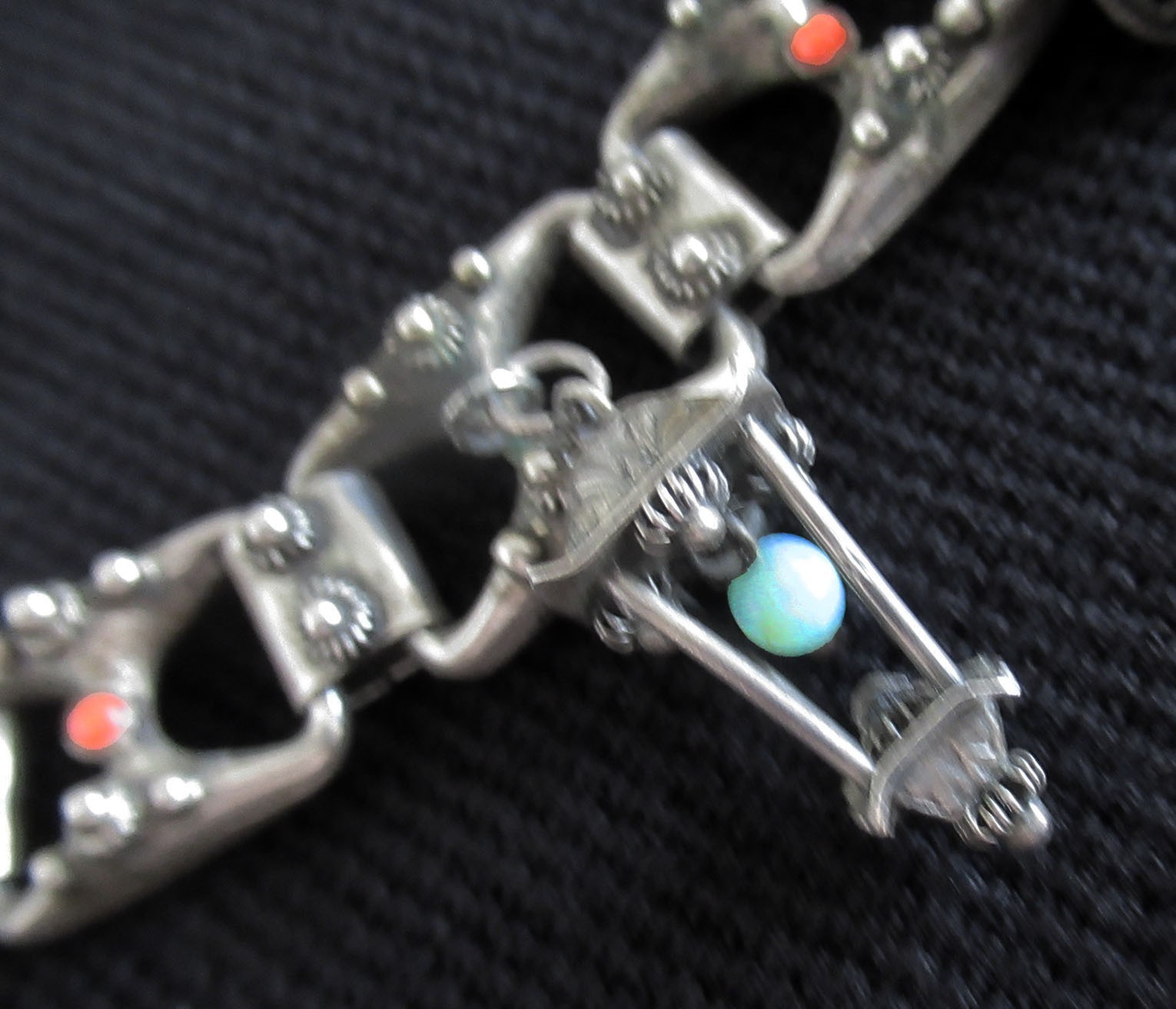 VINTAGE ITALY ETRUSCAN CANNETILLE FOB 800 STERLING & CORAL BRACELET, 43 GRAMS