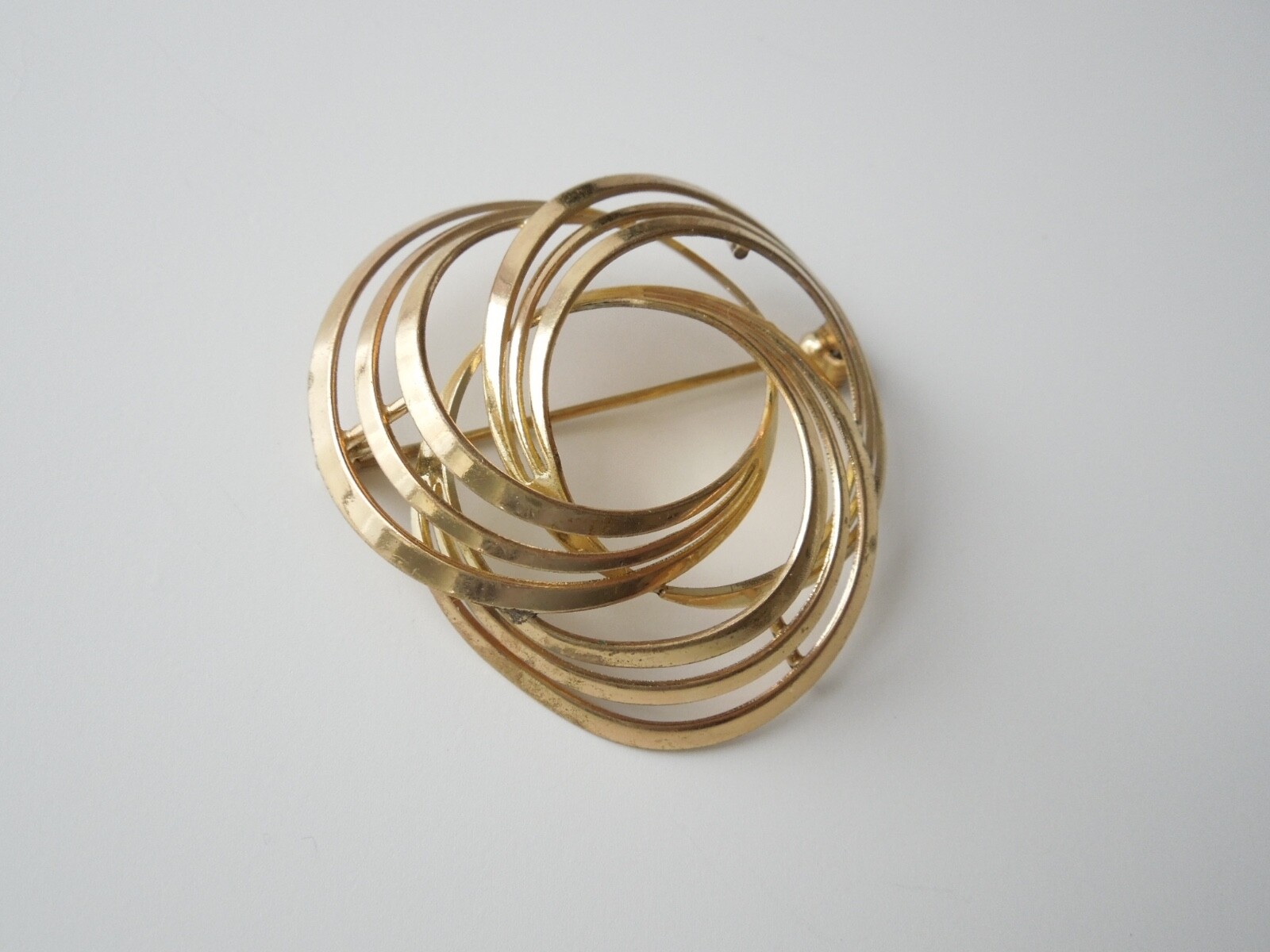 Vintage Brooch Gold Tone Rings Connected Clamped 8.9 G/4.5 X 4.4 Cm
