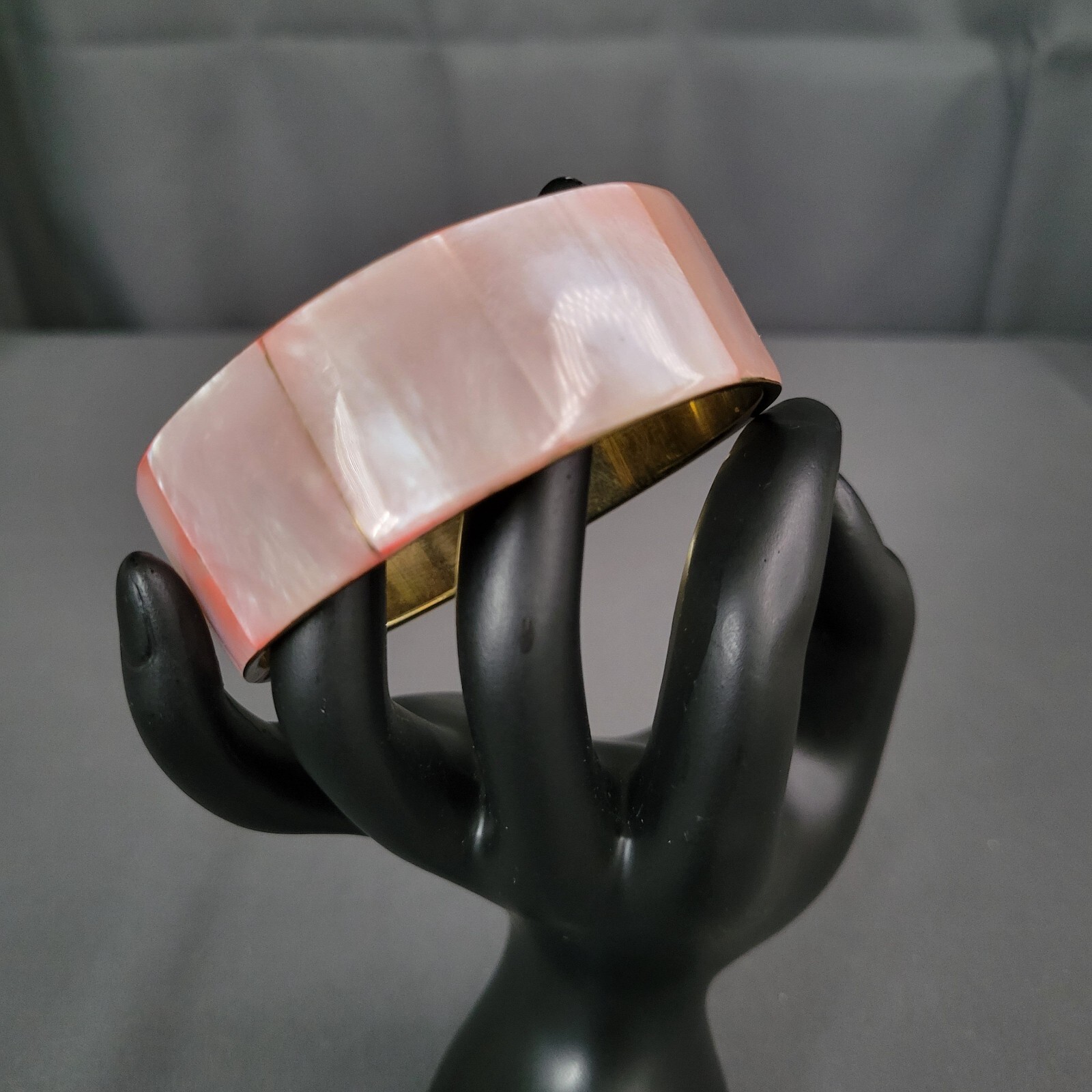 Vintage Gold Tone Metal Inlaid Pink Mother Of Pearl Bangle Bracelet 7 3/4 in