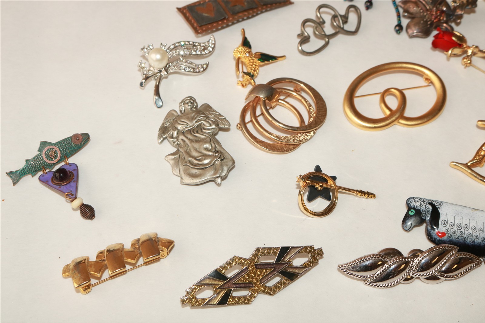 LOT OF 20 DIFFERENT VINTAGE TO MODERN BROOCHES PINS – Lot #6