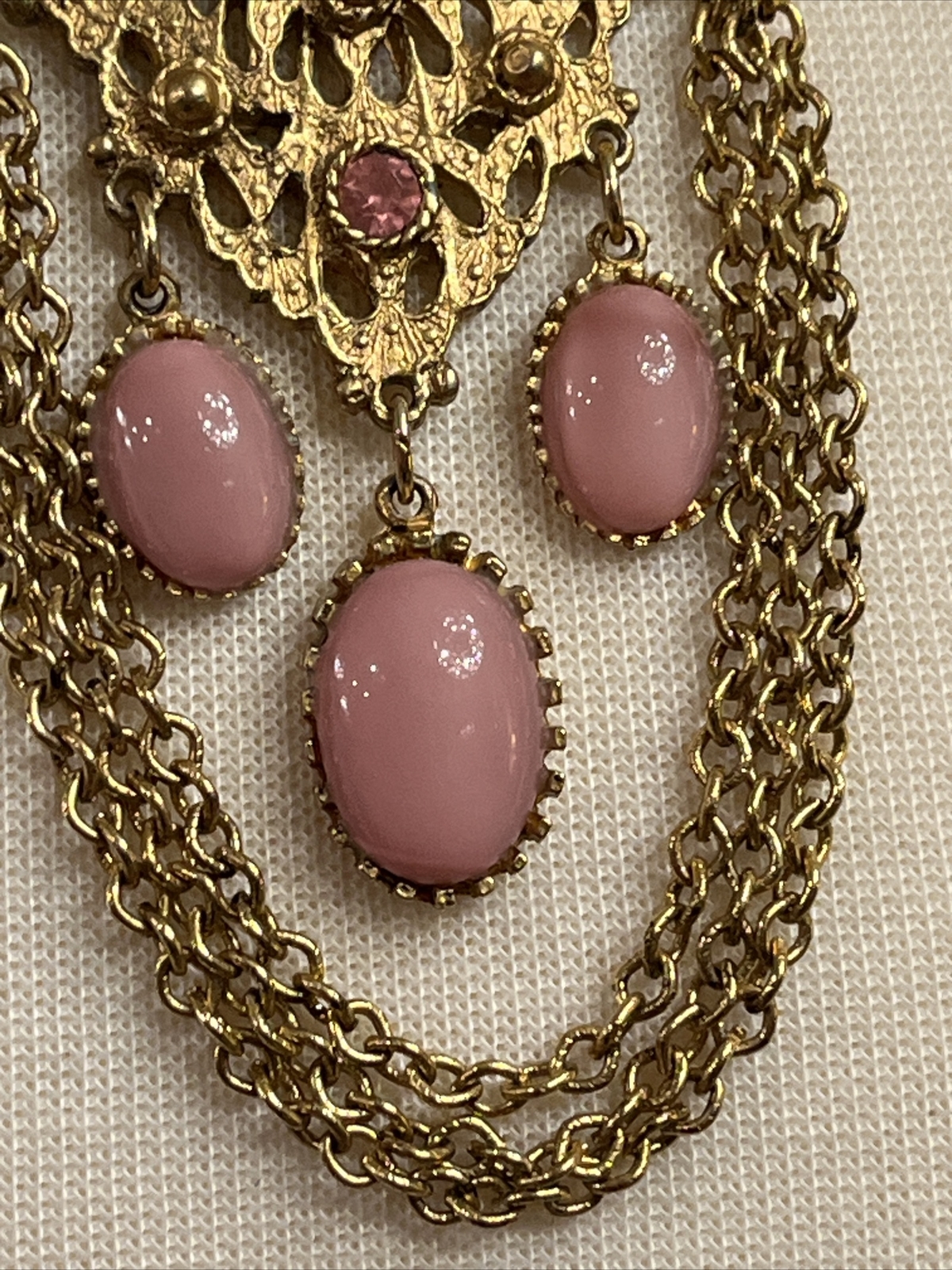 Vintage Pink Gripoix Glass Cabochon Dangle Drop Ornate Pendant Necklace Gold