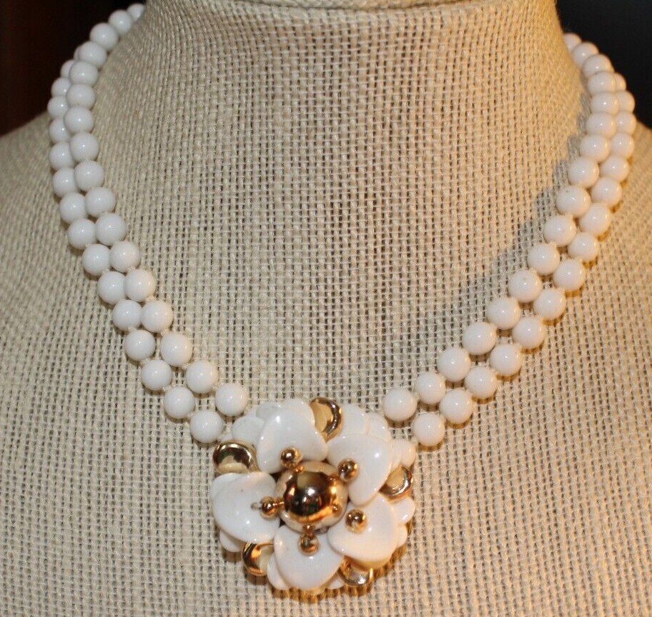 VTG WHITE GLASS CHOKER NECKLACE WITH CLUSTER FLOWER PENDANT+ EARRINGS GORGEOUS