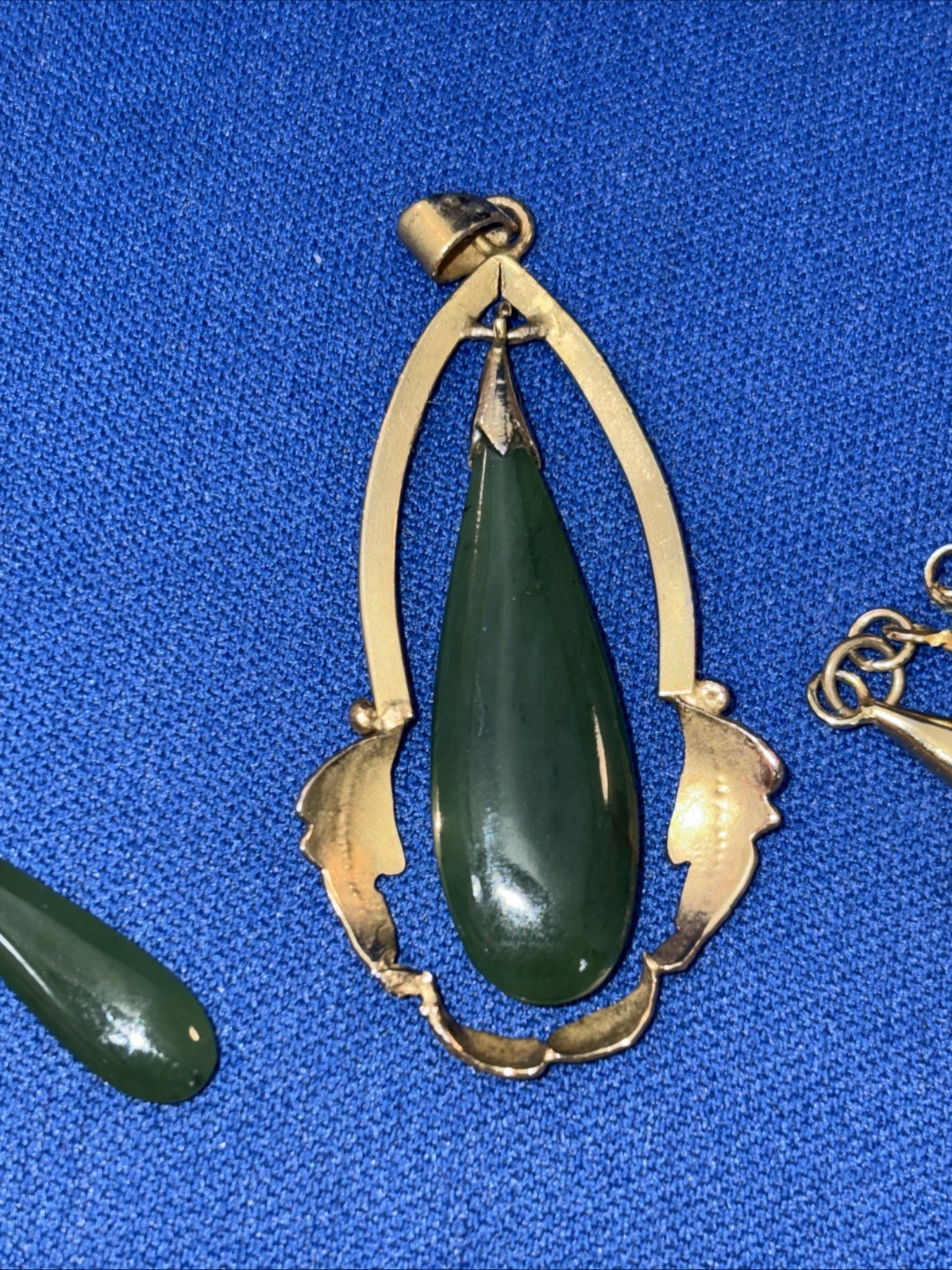 Vintage Tear Drop Jade Green Gold Tone Pendant & Earrings