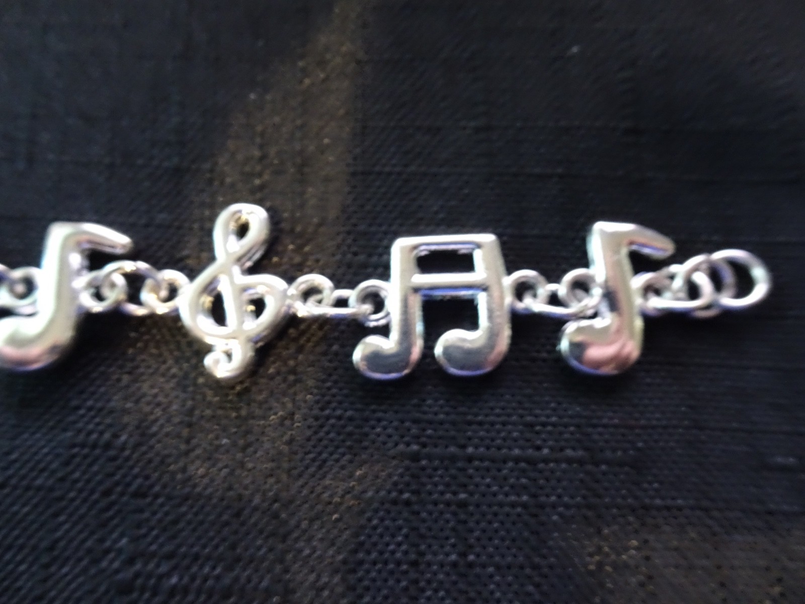 # 484–MUSICL NOTES STERLING SILVER CHARM BRACELET–925–VERY NICE