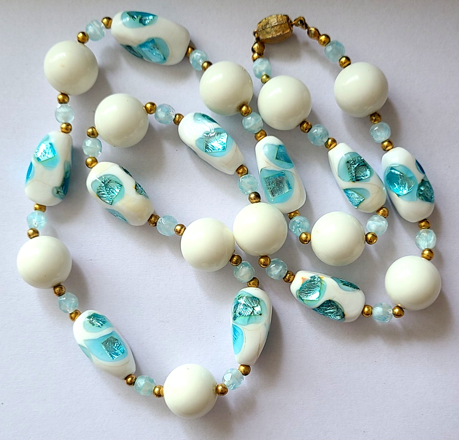 VINTAGE STUNNING VENETIAN STYLE MILK AQUA BLUE FOIL ART GLASS NECKLACE