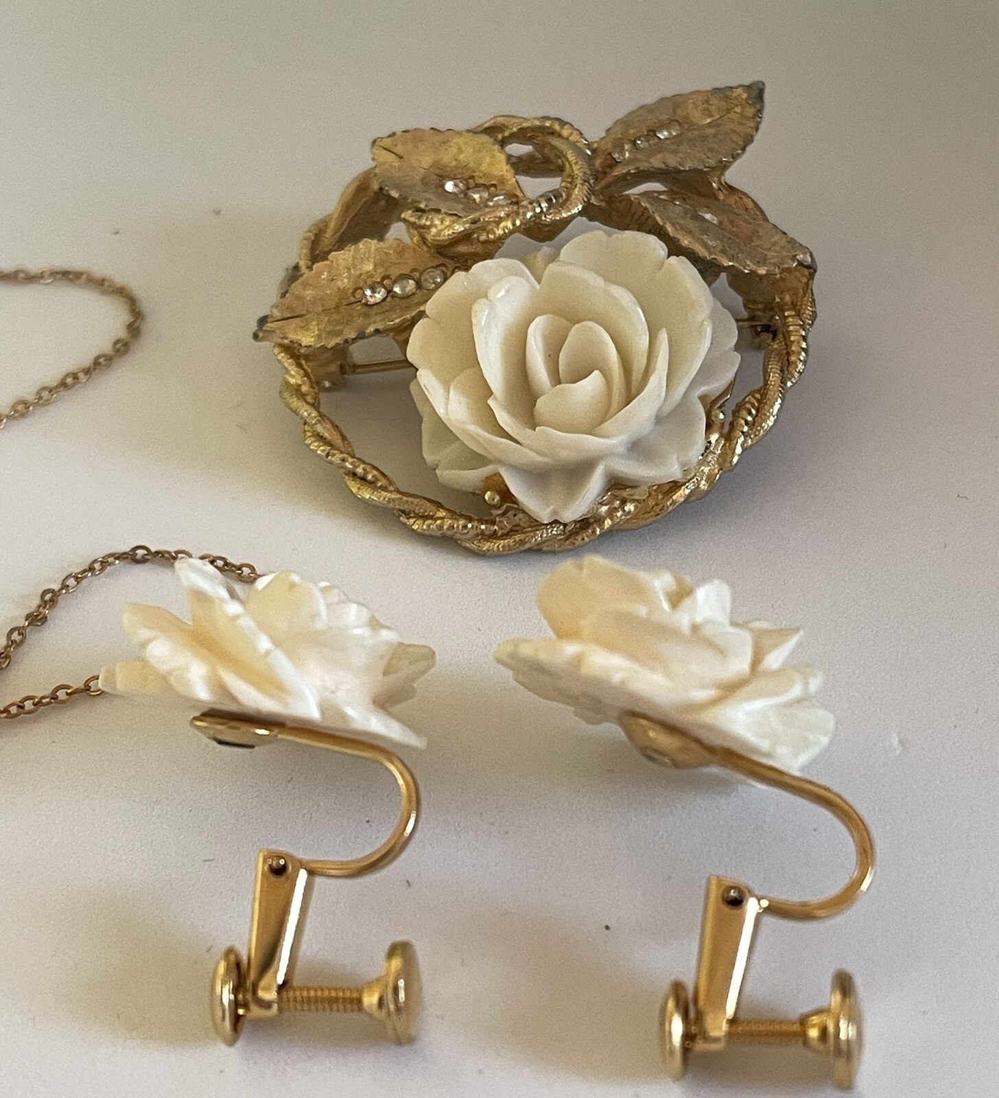 Vtg. 3 Pc BSK Carved Roses SET — 12K G.F. 16″ Chain Necklace, Earrings, Brooch