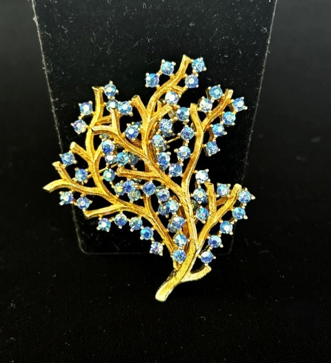 VTG Signed CROWN TRIFARI BLUE AB Rhinestone BRANCH CORAL Motif Pin Brooch 2.5″ L