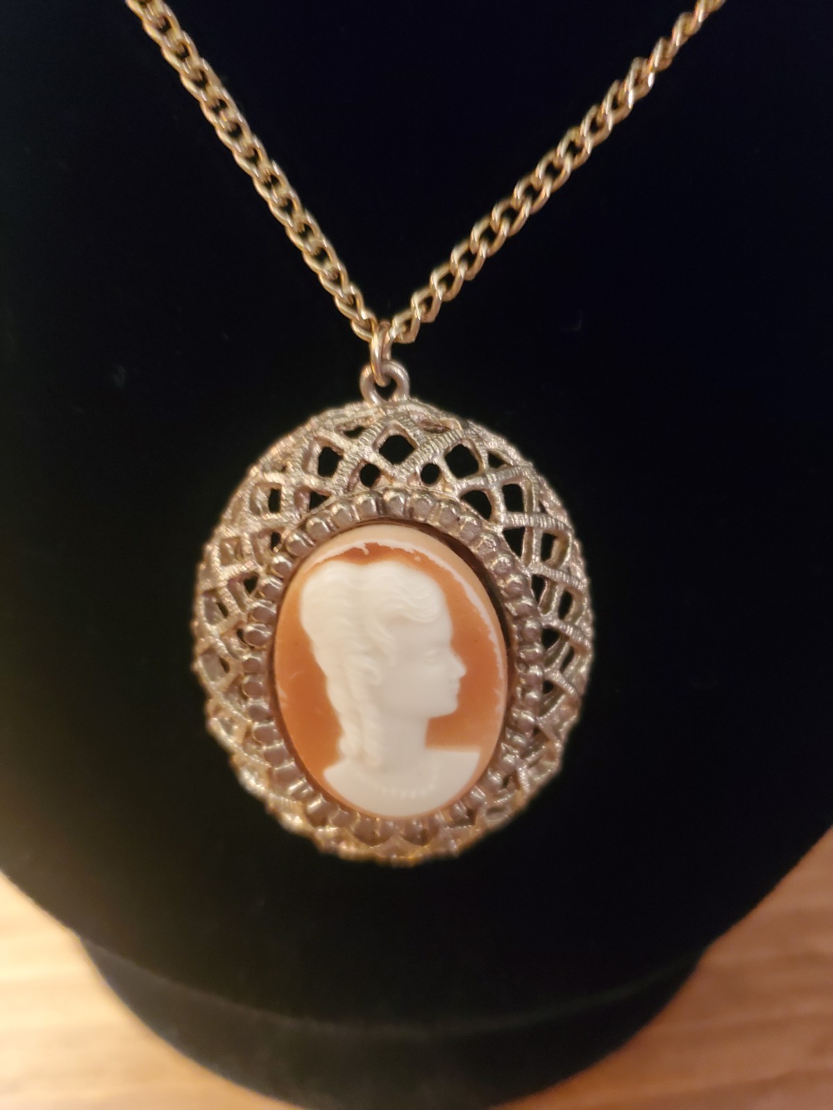 VTG Orange/Cream Cameo Pendant Costume Jewelry Necklace Gold Tone Chain/Setting