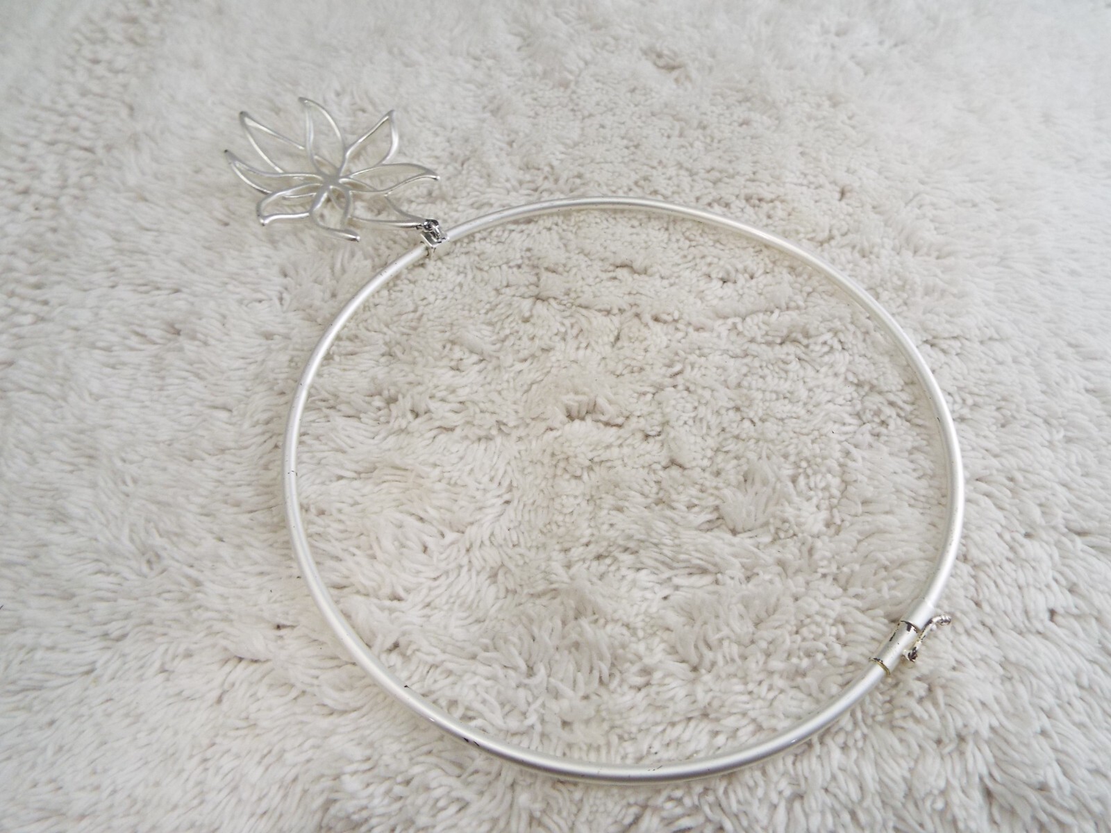 Silvertone Collar Ring Flower Pendant Necklace (C46)