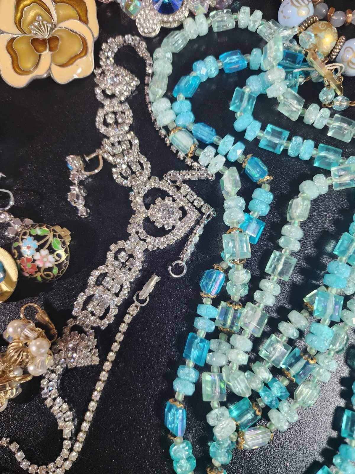 Vintage jewelry set of 26 in vintage purse