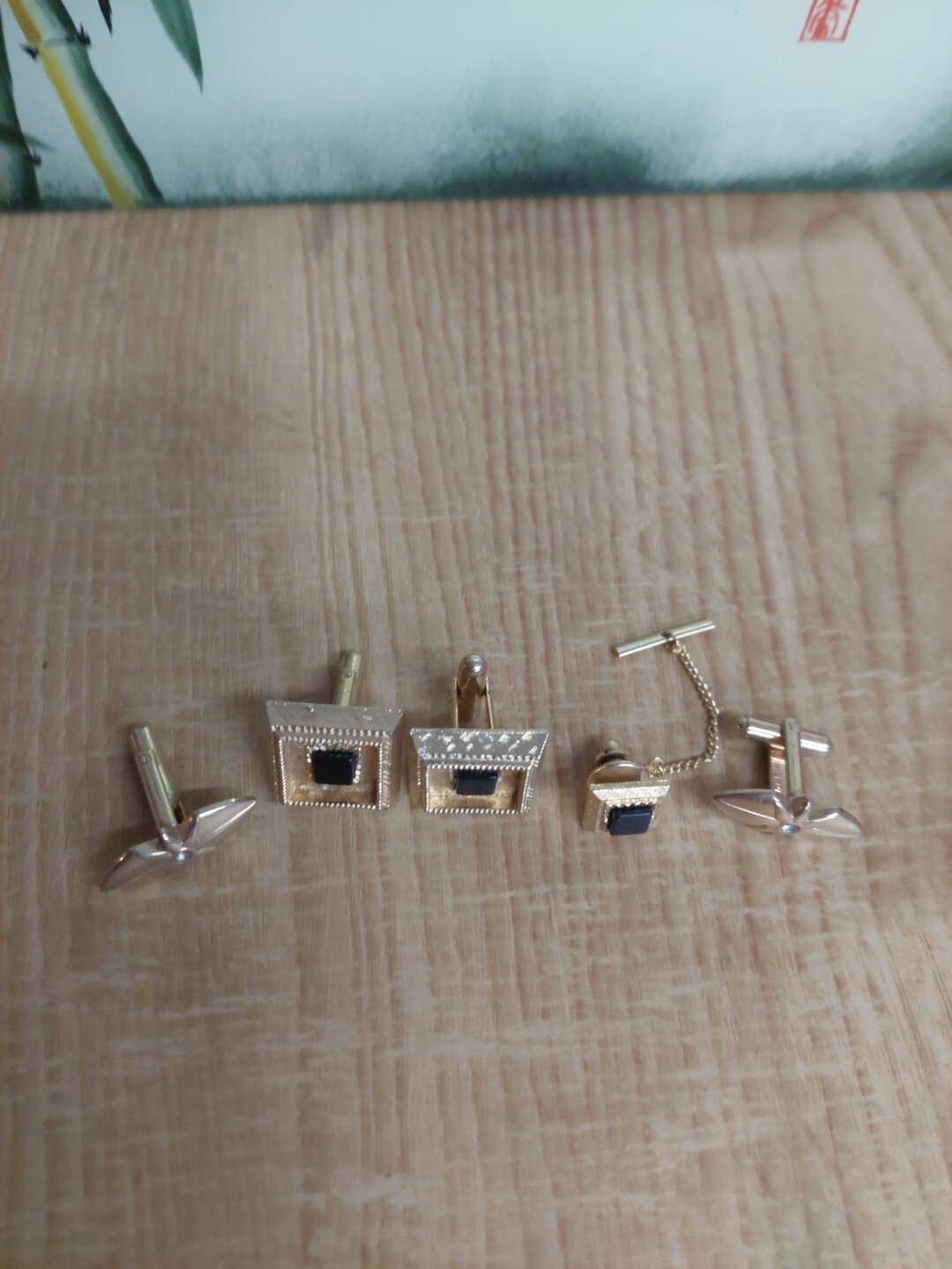 Mixed Lot 2 Pairs Cuff Links And Tie Clip